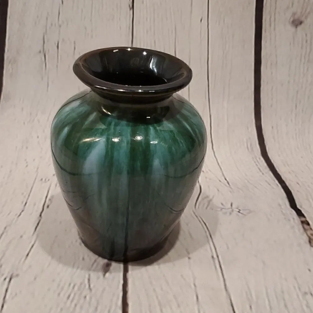 Vintage Blue Mountain Pottery miniature hand crafted vase - Picture 1 of 5
